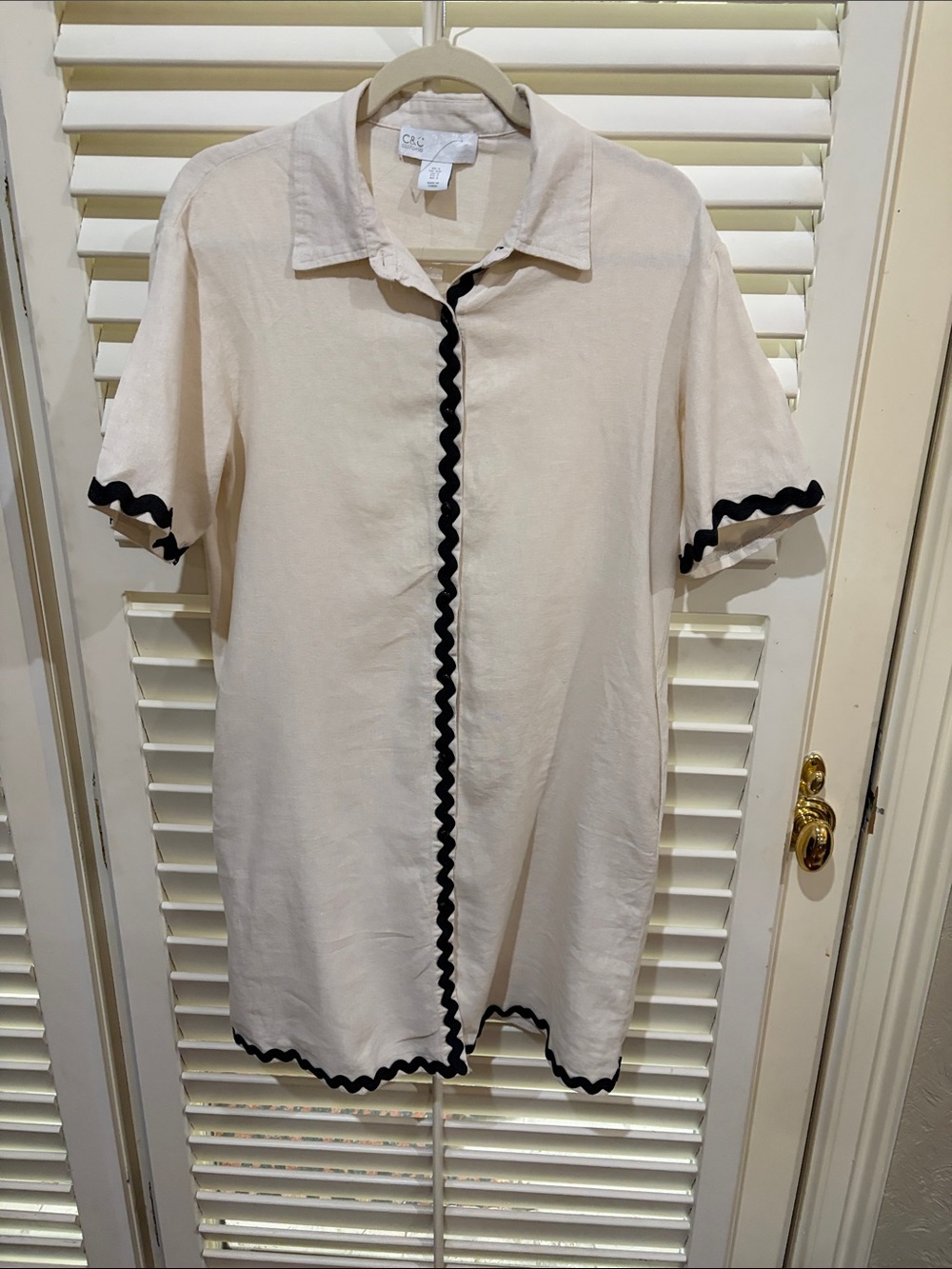 C&C California Short-Sleeve Button-Down Dress with Black Trim. Size small NWOT